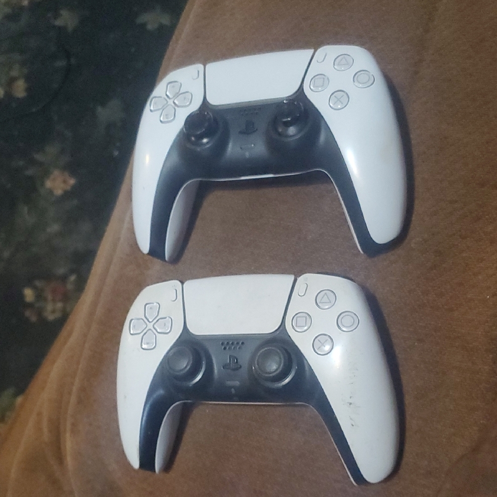 Sony DualSense Controller Set - Black and White